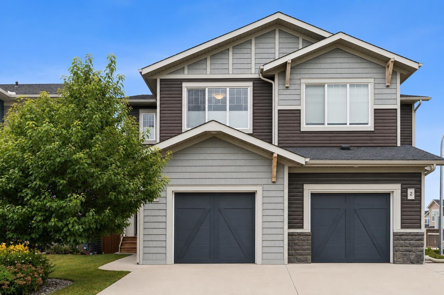 Property Photo:  4 Emberside Place  AB T4C 2L8 