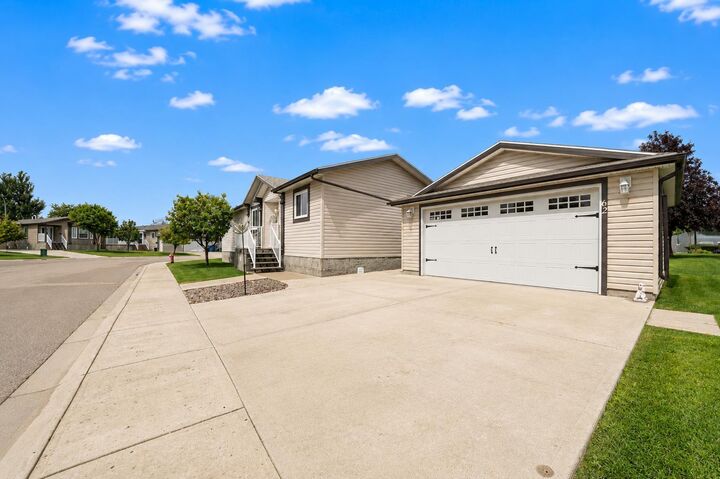 Property Photo:  62 Timothy Way SE  AB T1B 0M7 