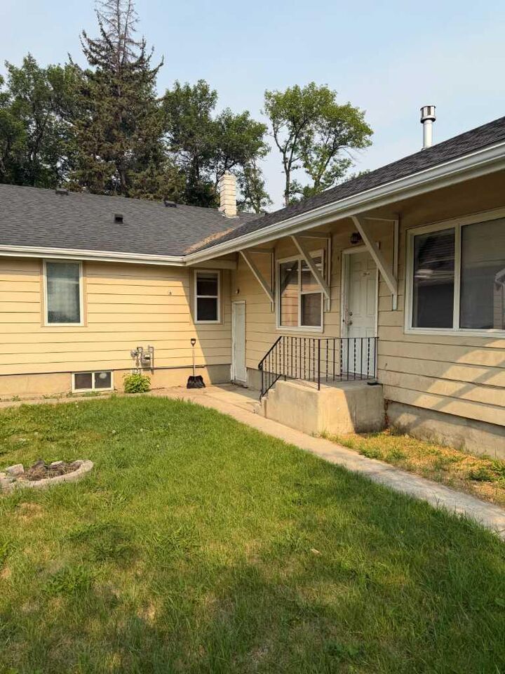 Property Photo:  537 12C Street N  AB T1H 2N4 