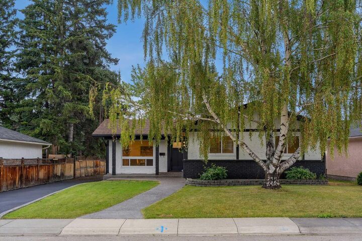 Property Photo: 104 Oakmoor Place SW AB T2V 4A3