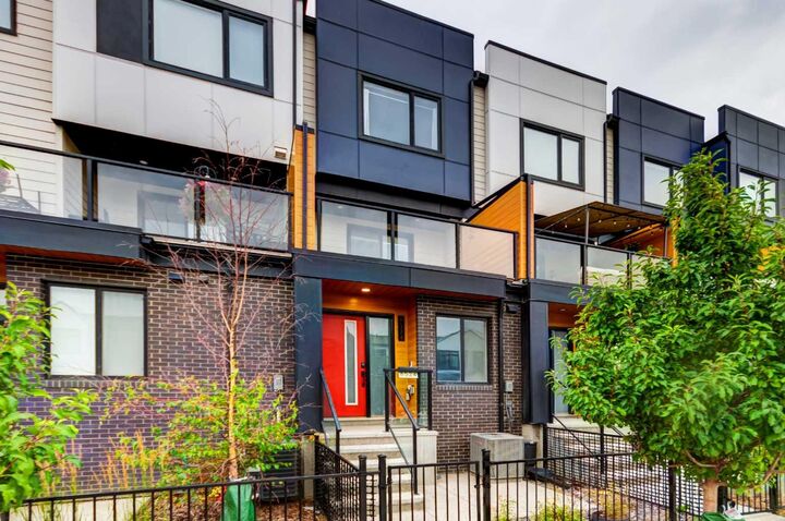Property Photo:  8524 21 Avenue SE  AB T2B 1H5 