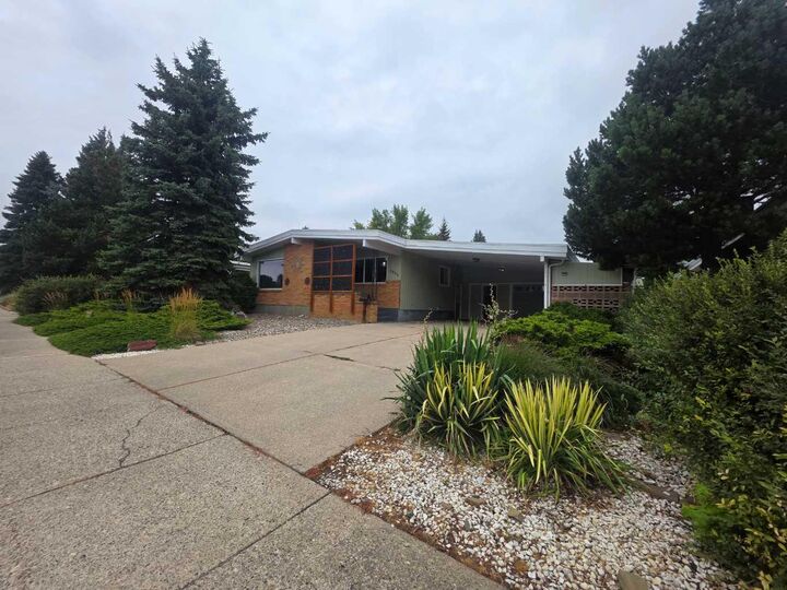 Property Photo: 1425 Scenic Drive S AB T1K 1M4