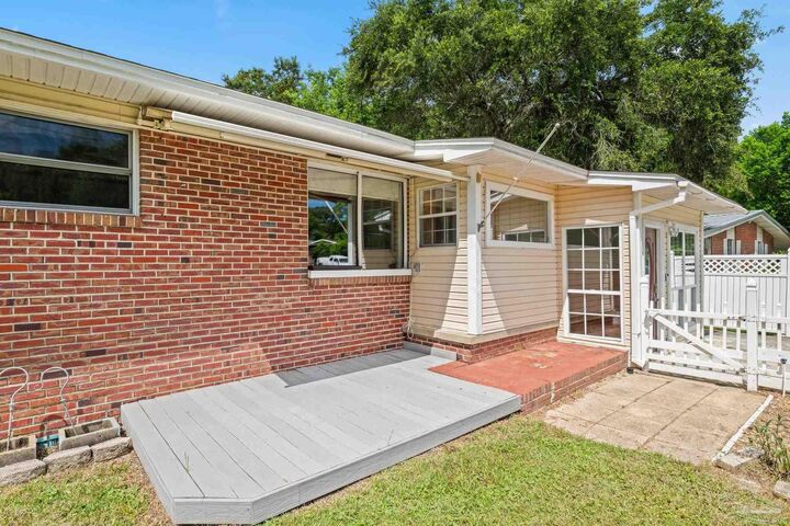 Property Photo: 1207 Suburban Dr FL 32505