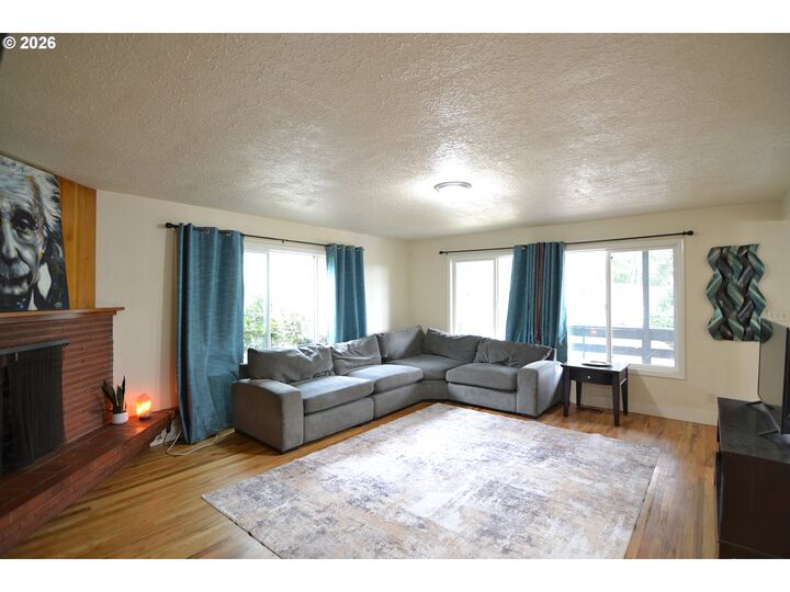 Property Photo: 1005 Glenview Way OR 97304