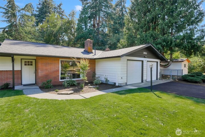Property Photo:  2102  Vine Road  WA 98036 