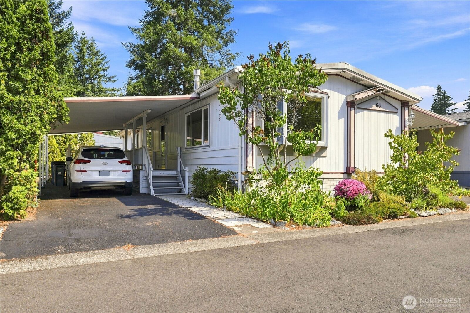 Property Photo: 18425 NE 95th Street 63 WA 98052