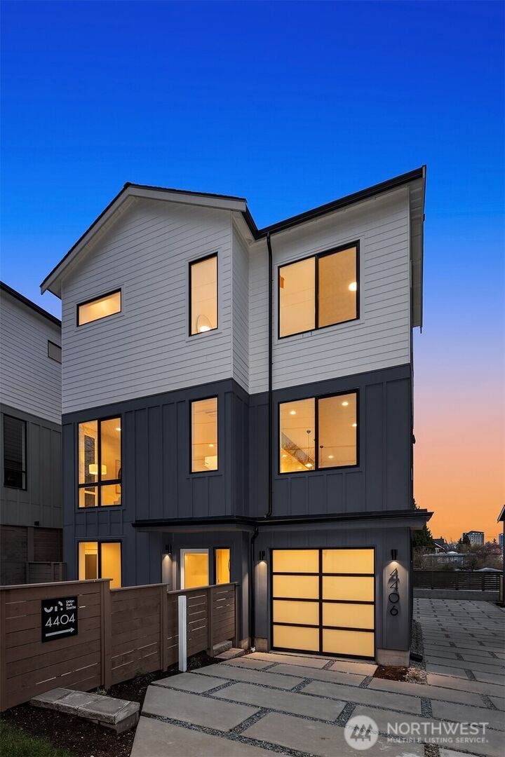 Property Photo: 4407 2nd Avenue NE WA 98105