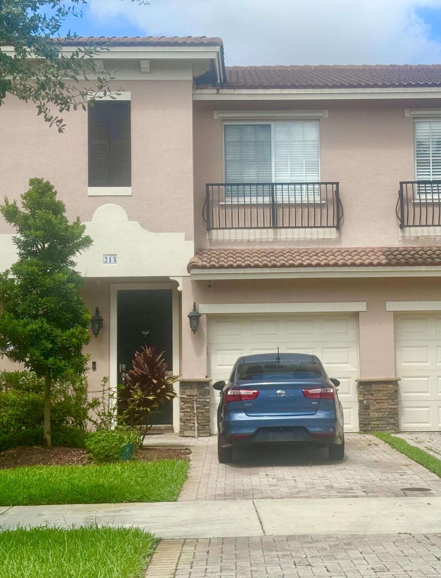 Property Photo:  213 Las Brisas Circle  FL 33326 
