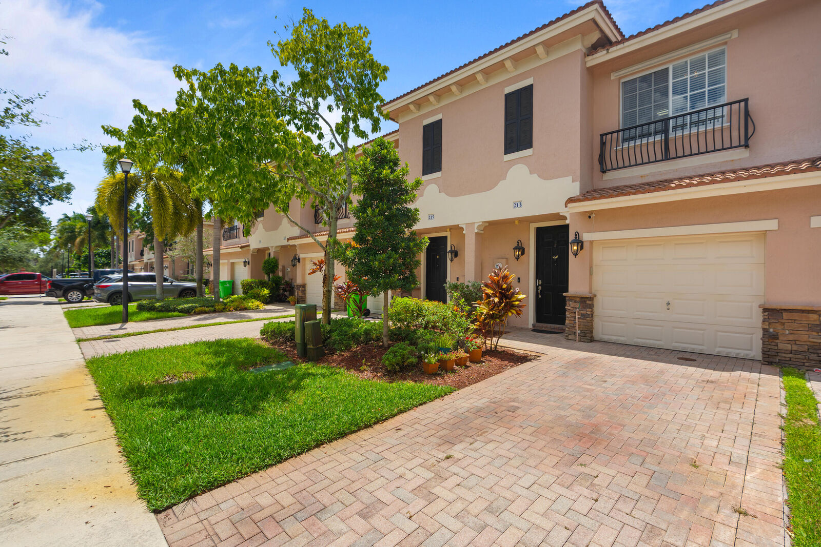 Property Photo:  213 Las Brisas Circle  FL 33326 