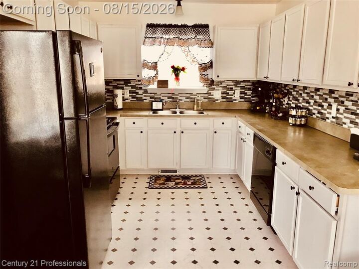 Property Photo:  309 Russell Street  MI 48342 