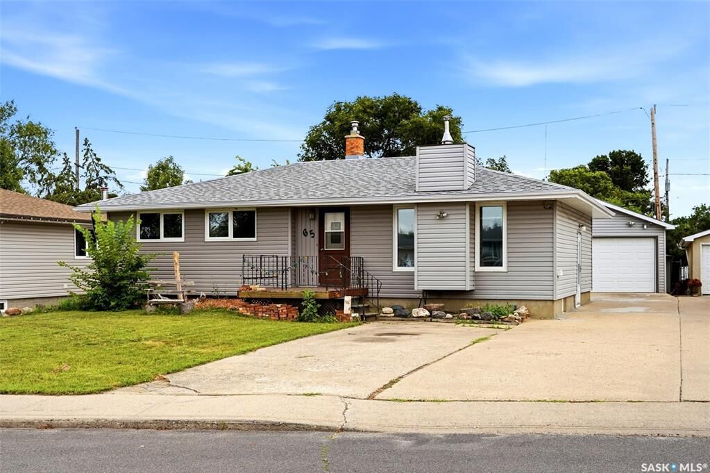 Property Photo:  65 McCaul Crescent  SK S4R 3X3 
