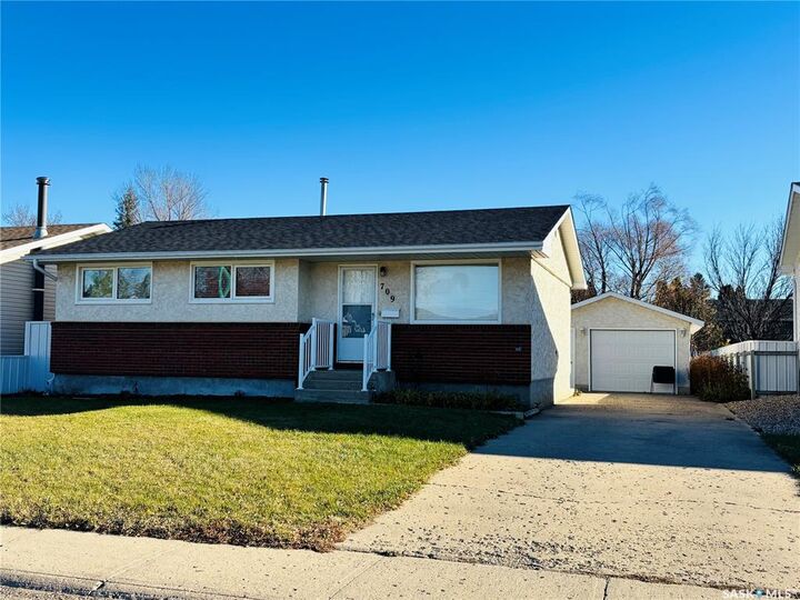 Property Photo:  709 Arthur Avenue  SK S4A 1K5 