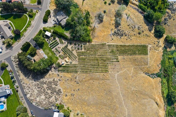 Property Photo: 97603 E Alhambra Rd WA 99338