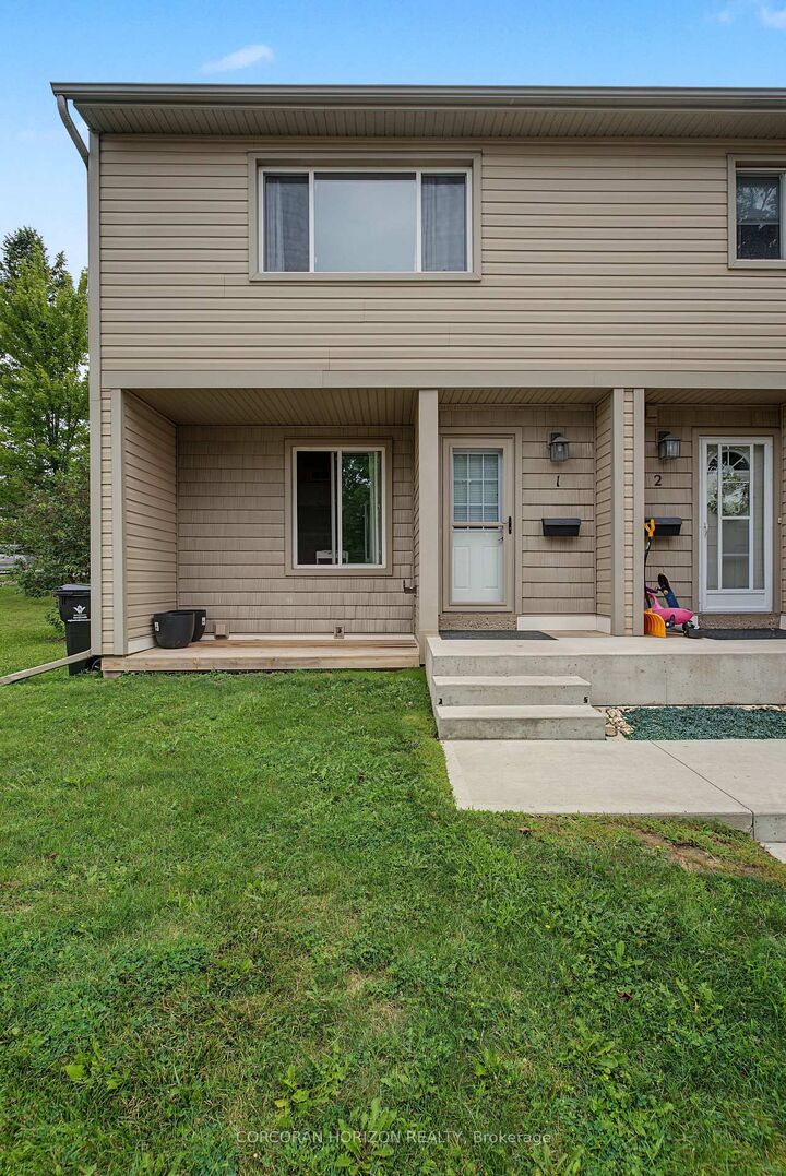 Property Photo:  15 Green Valley Drive 1  ON N2P 1K7 