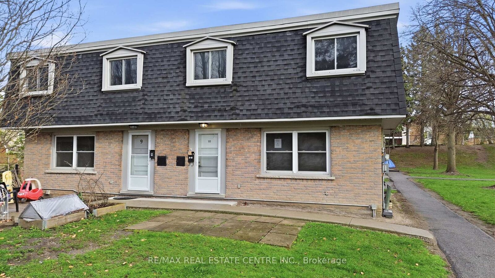 Property Photo: 76 Borden Parkway 10 ON N2M 3T4