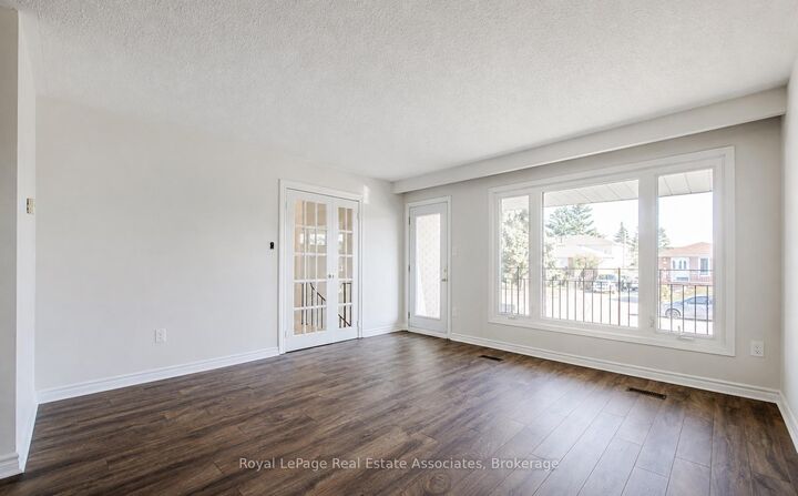 Property Photo: 2393 Whaley Drive Upper ON L5B 2B3
