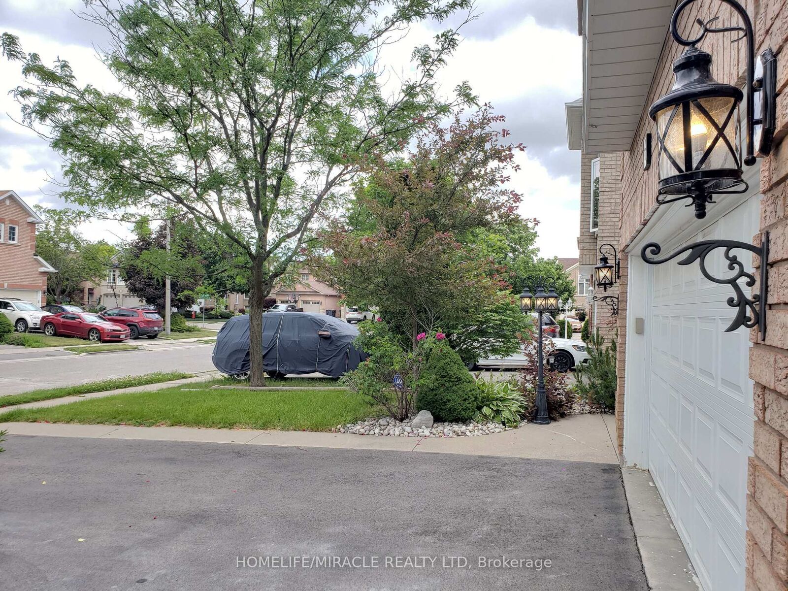 Property Photo: 6 Sweet Briar Lane ON L6Z 4V3
