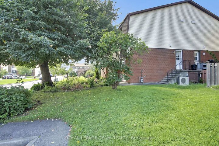 Property Photo: 31 Woodvale Green Street D ON K2G 4H3