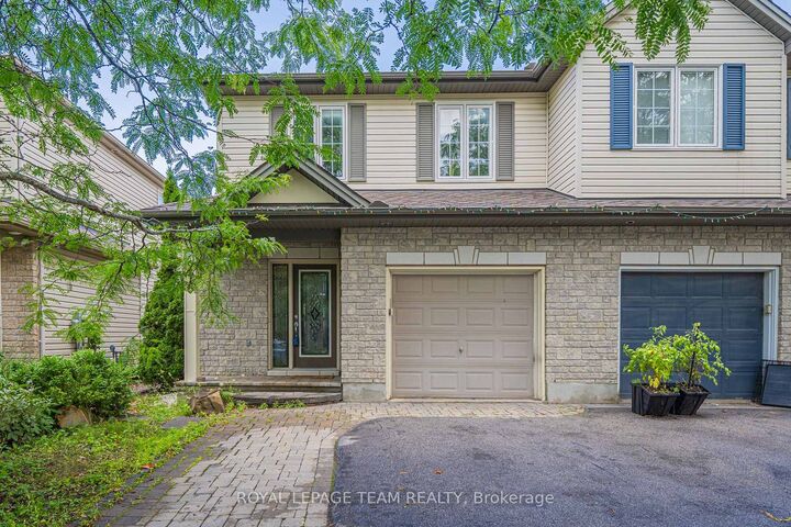 Property Photo: 216 Horseshoe Crescent ON K2S 0B8