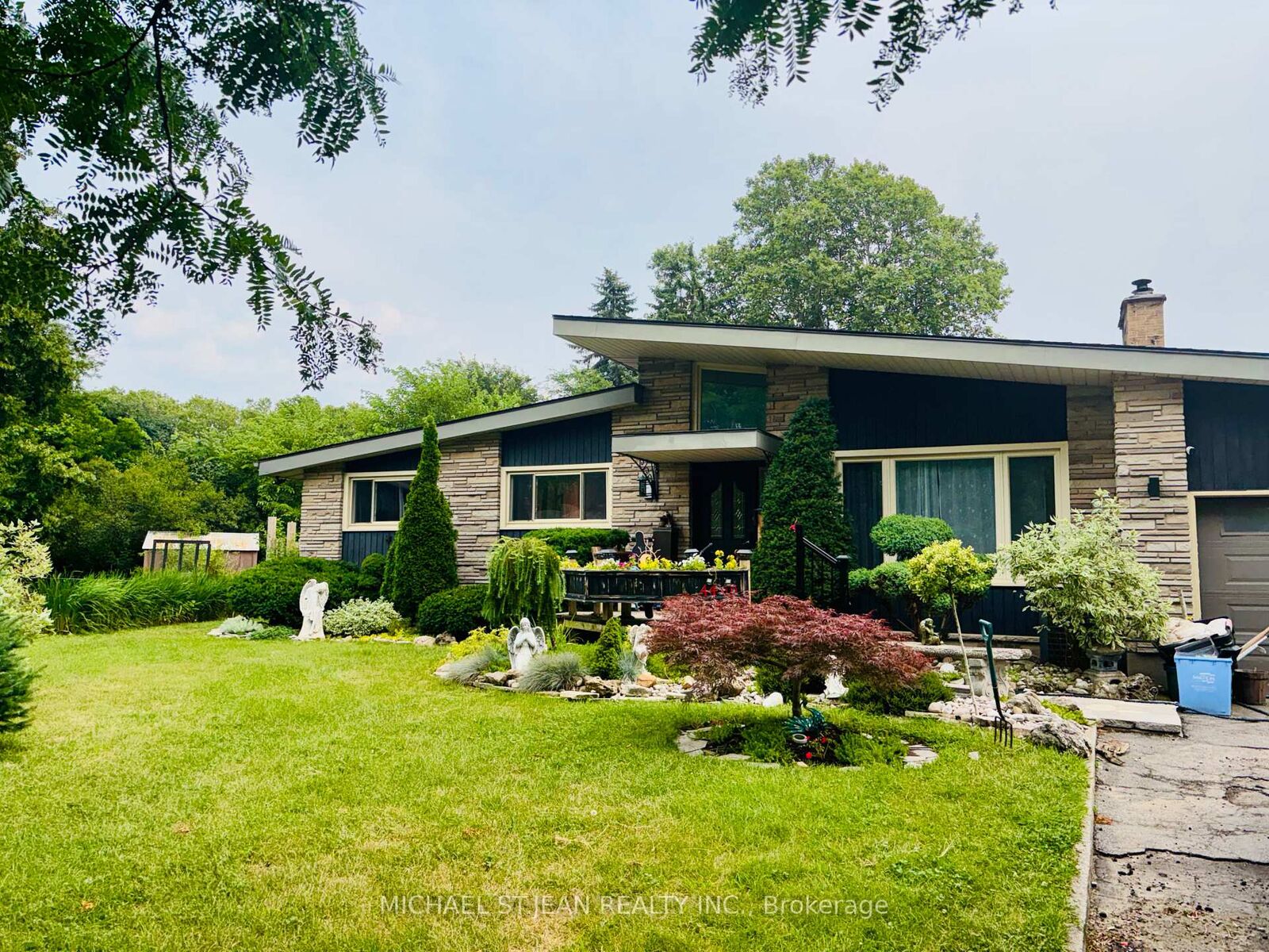 Property Photo: 4400 Petrie Court ON L2E 6L9