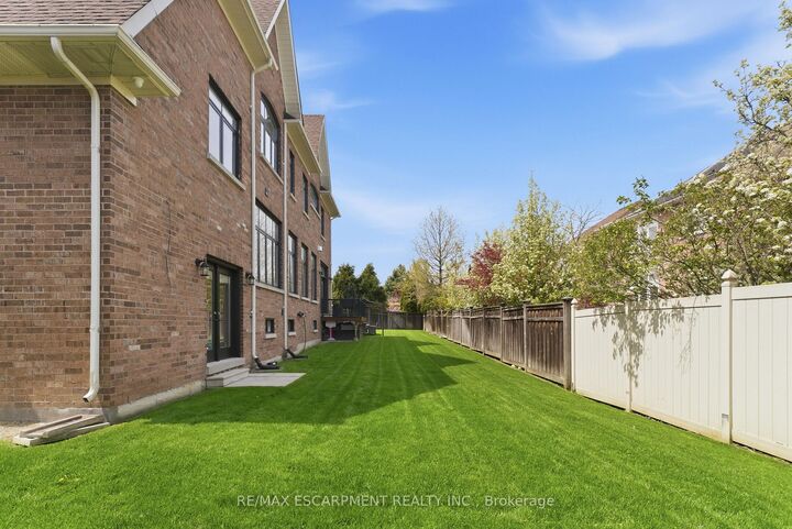 Property Photo: 950 Fredonia Drive ON L5C 2W4