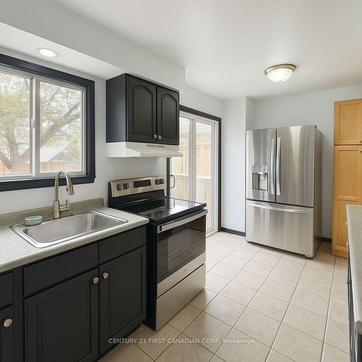 Property Photo:  124 Ardsley Crescent  ON N6G 3W7 