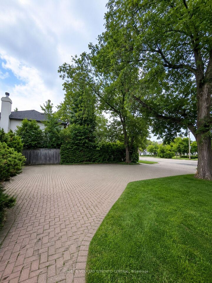 Property Photo: 2424 Bayview Avenue ON M2L 1A3