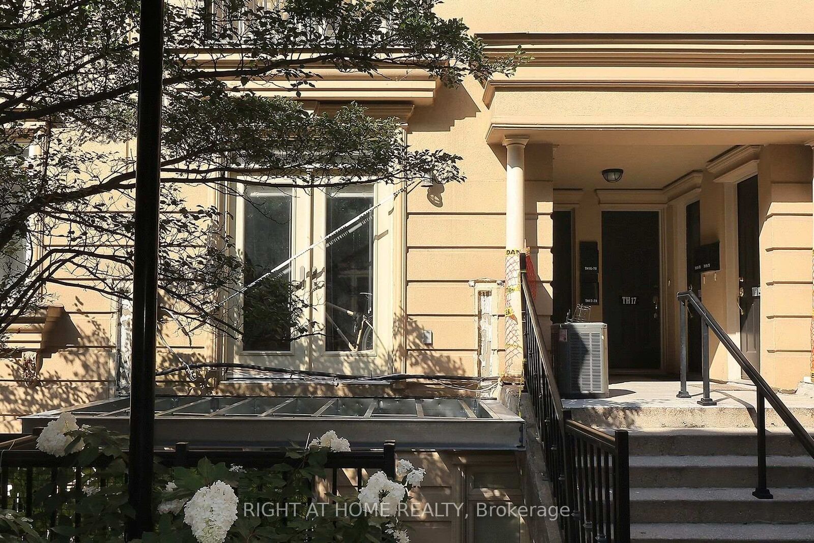 Property Photo: 78 Carr Street Th12 ON M5T 1B7