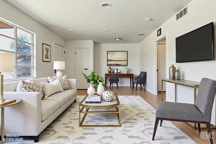 Property Photo:  2701 N Inyo Street  CA 93305 