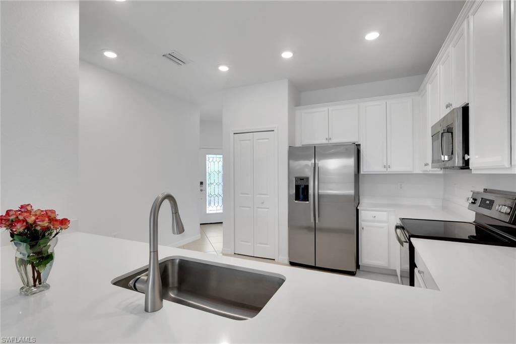 Property Photo: 1645 Alameda Dr FL 34120