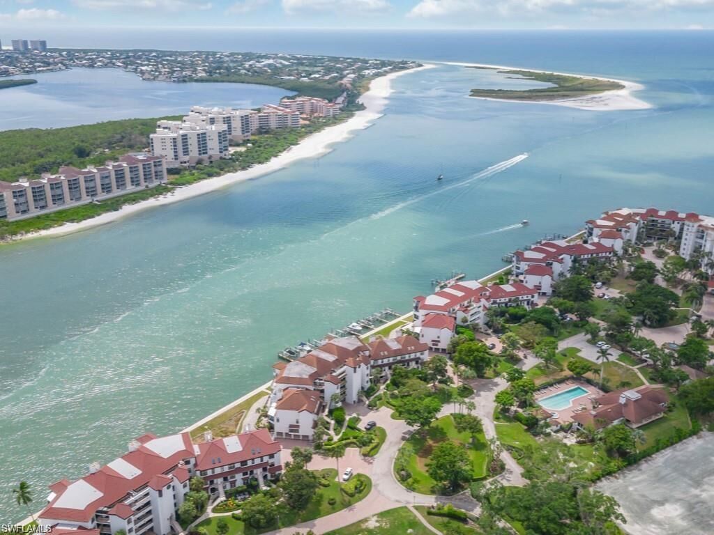 Property Photo: 334 La Peninsula Blvd 334 FL 34113