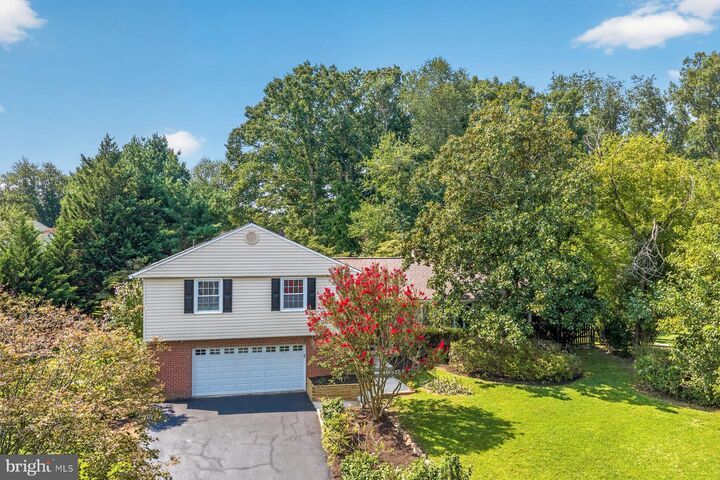 Property Photo: 6 Roseneath Court MD 20832