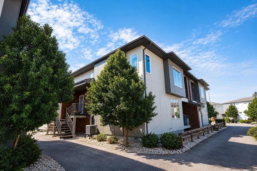 Property Photo: 1355 Lee Boulevard MB R3T 4X3