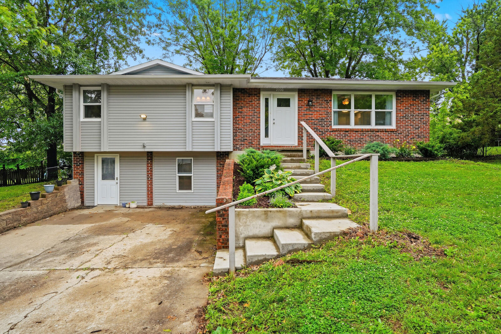 Property Photo:  2300 N Hawthorn Dr  MO 65202 