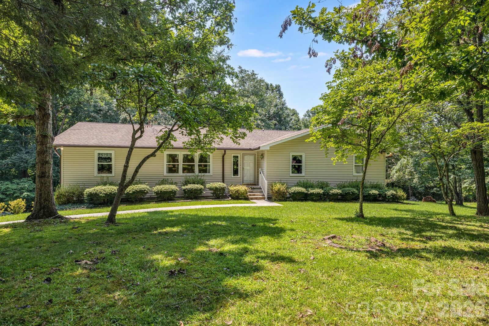 Property Photo: 11 E Ridgeway Drive NC 28787