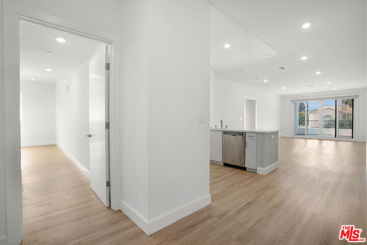 Property Photo: 1832 S Barrington Ave, Unit 401 CA 90025