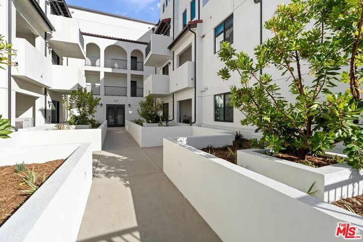 Property Photo:  5020 Woodman, Unit 317  CA 91423 