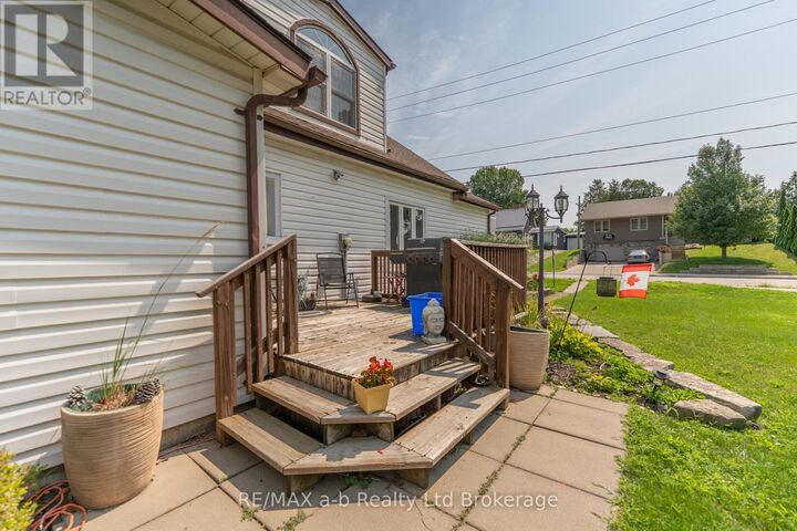 Property Photo: 13 Potters Road North ON N4G 2G9