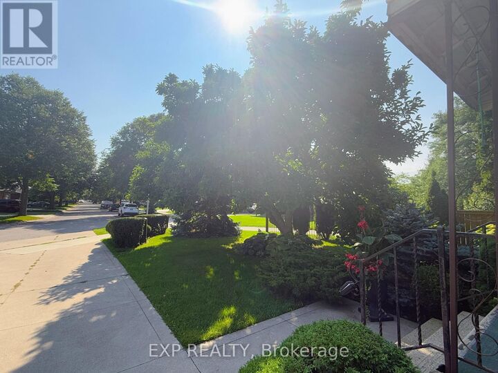 Property Photo: 82 Lacey Crescent ON N6E 2E7