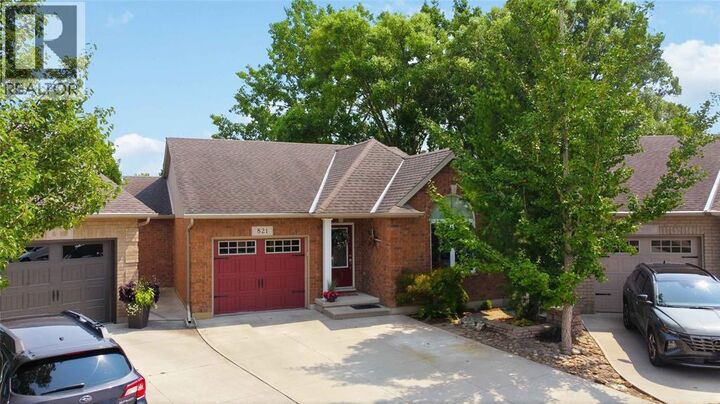 821 Carriage Way — photo 1