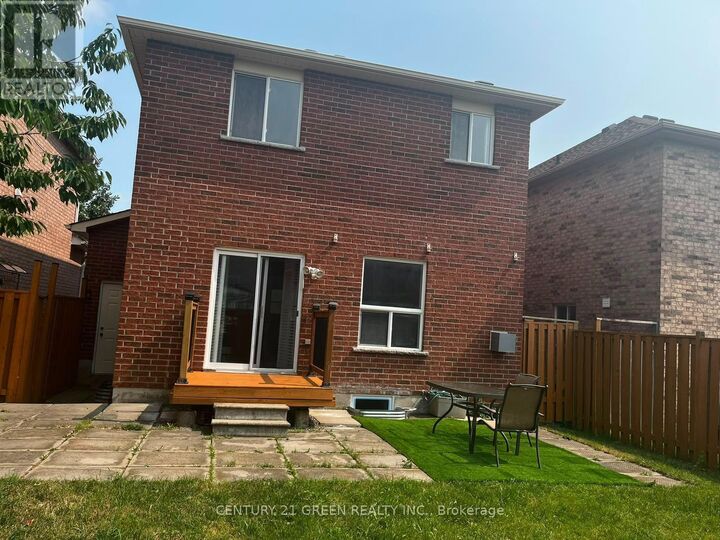 Property Photo:  3253 Bruzan Crescent (Upper)  ON L5N 8E7 