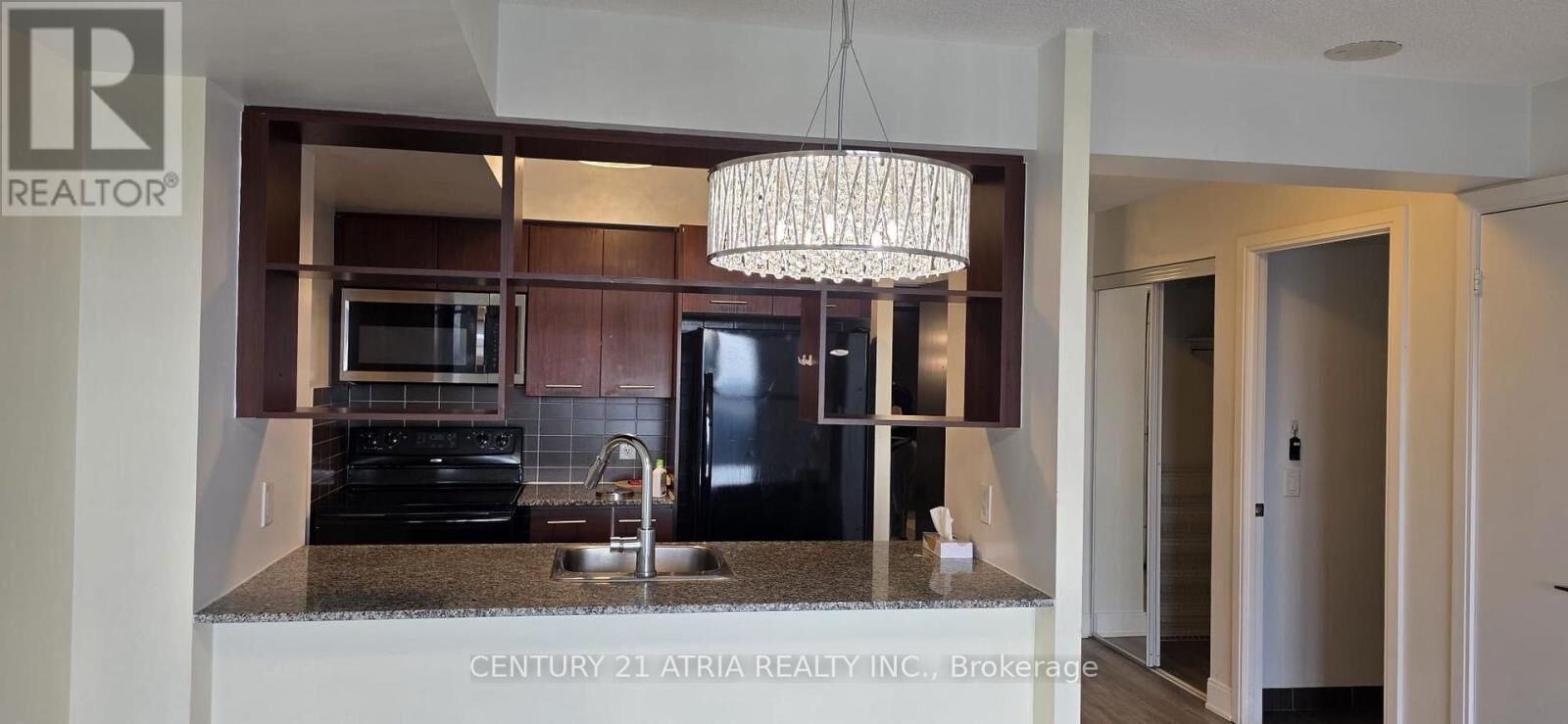 Property Photo: 125 Village Green Square 2807 ON M1S 0G3