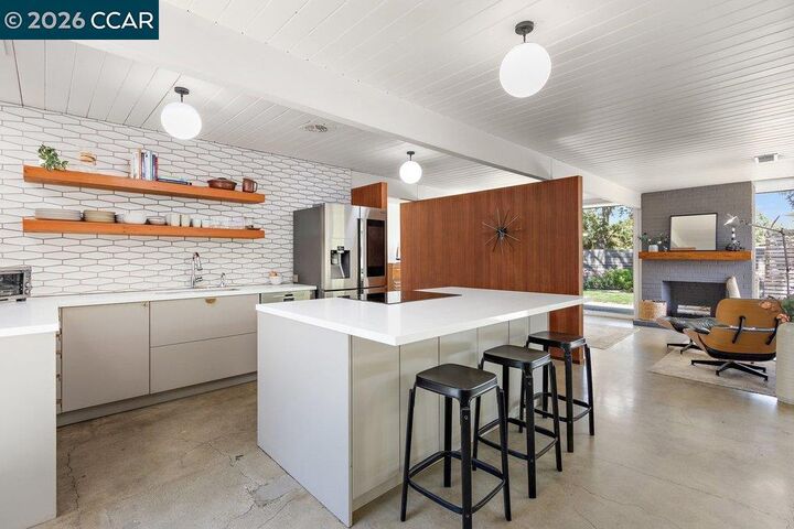 Property Photo: 160 Los Cerros Ave CA 94598