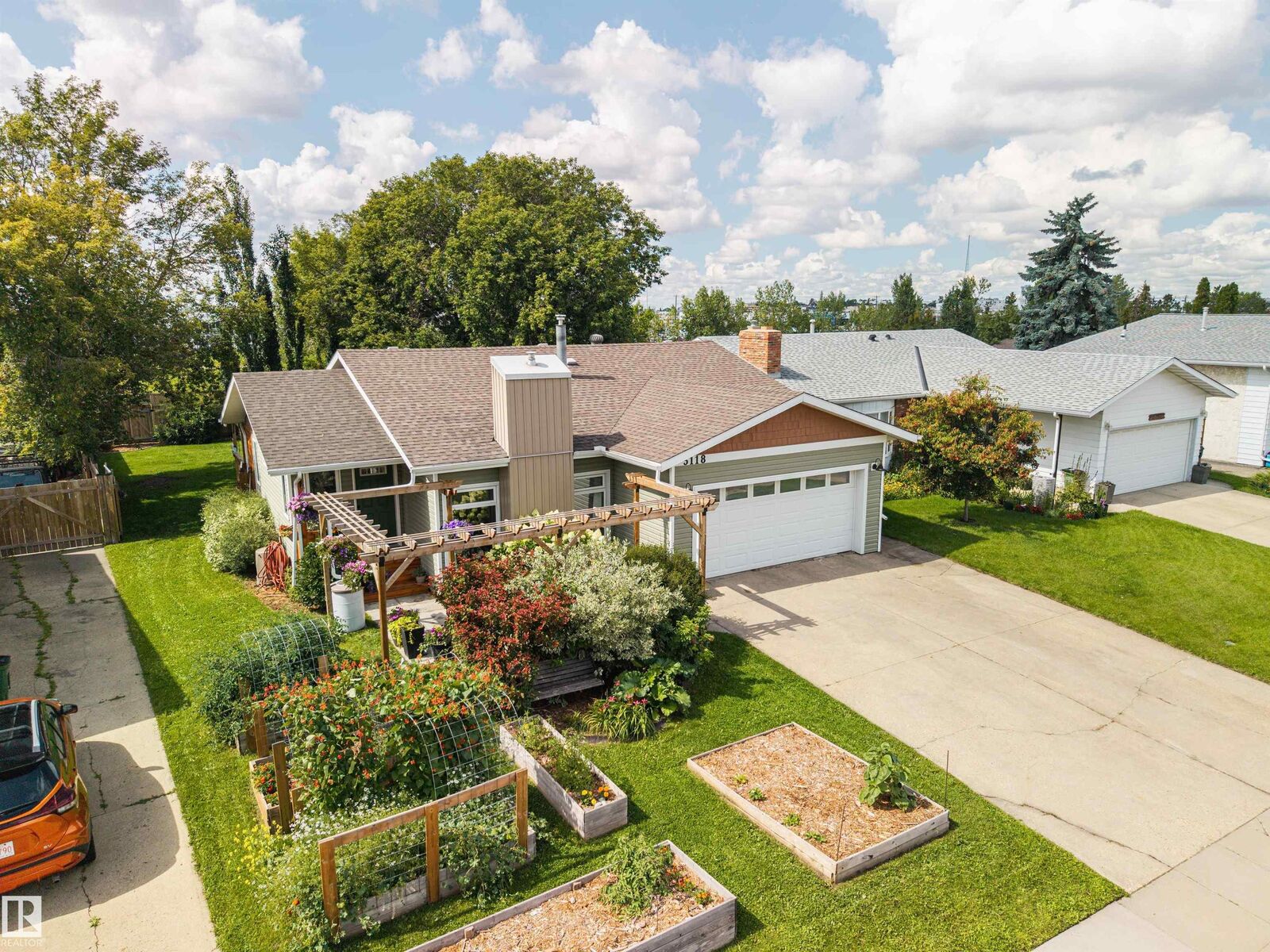 Property Photo: 3118 89 Street NW AB T6K 2Z4