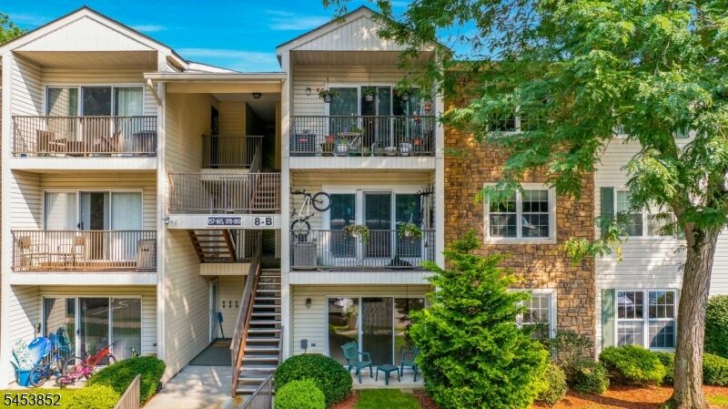 Property Photo:  178 Robertson Way  NJ 07035 