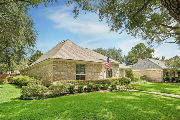 Property Photo: 3007 W Steepbank Circle TX 77479