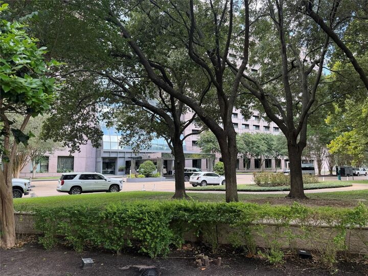 Property Photo: 1901 Post Oak Boulevard 1105 TX 77056