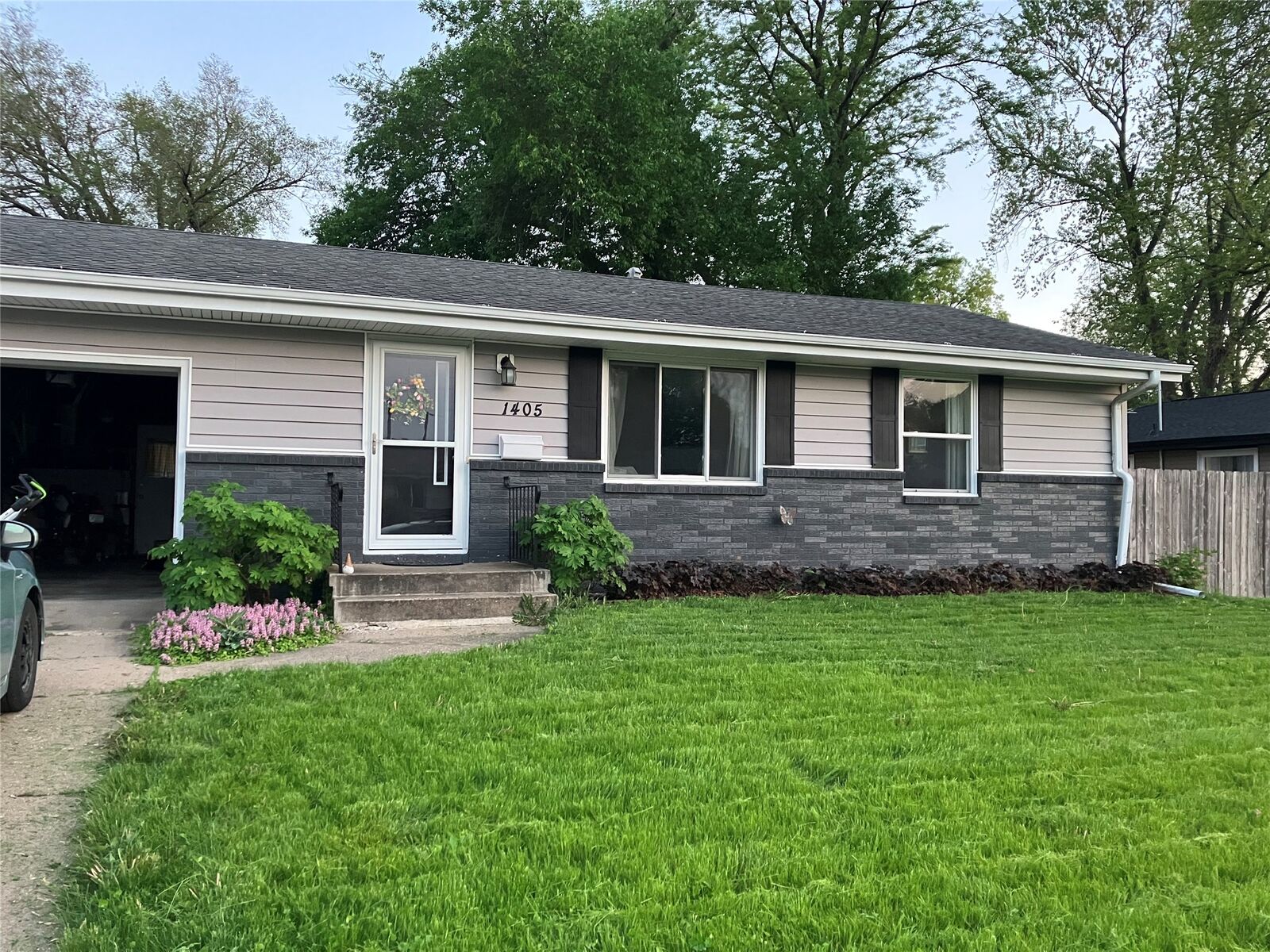 Property Photo: 1405 SW 2nd Street IA 50023