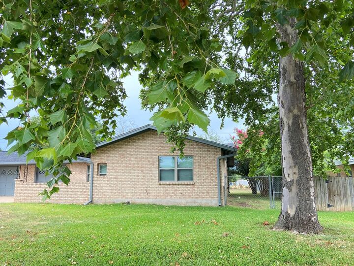 Property Photo:  205 A&Ampb N Manor Dr  TX 78028 