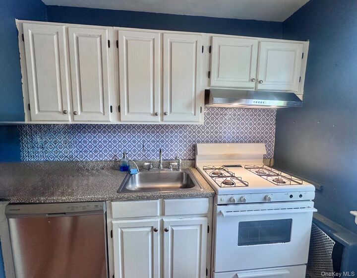 Property Photo:  1600 Grand Avenue R3  NY 11510 